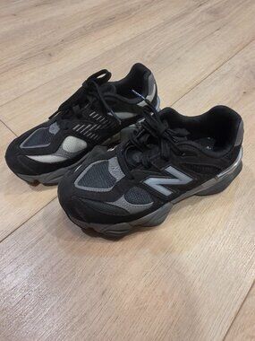 New Balance 9060 Kids Youth Size 2.5 Black Gray Sneakers Athletic Shoes